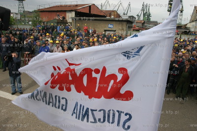 Wiec ok. 300 pracownikow Stoczni Gdanskiej . Stoczniowcy...