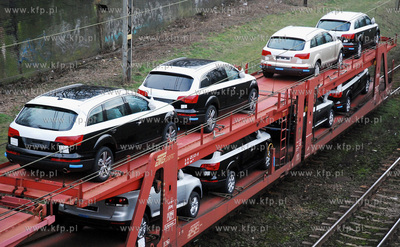 Pociag przeworzacy nowe samochody do strefy wolnoclowej...