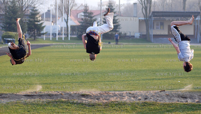 Rumia. Grupa nastolatkow trenujaca kapuere na stadionie...