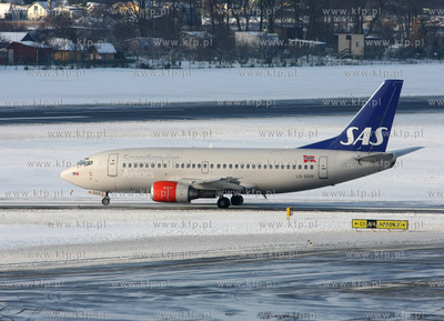 Gdansk, Rebiechowo. Zima na lotnisku. Nz. Boeing 737-505...