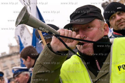 Krakow. Protest sluzb mundurowych przeciwko projektowi...