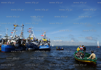 Morska Pielgrzymka Rybakow na lodziach na odpust sw....