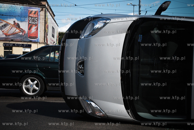 Zderzennie dwoch samochodow (zielonego BMW i srebrnego...