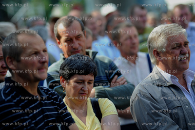 Gdynia. Pikieta pod brama do Stoczni Gdynskiej nawolujaca...