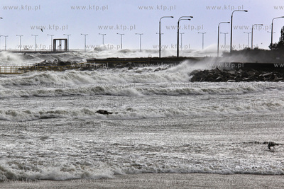 Sztormowa pogoda w Gdansku. Plaza na Westerplatte,...
