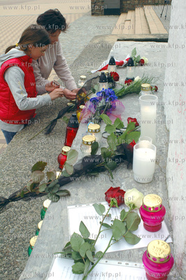 Zaloba narodowa po katastrofie prezydenckiego samolotu...