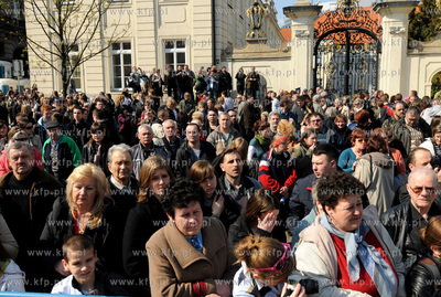 Warszawa. Palac Prezydencki. Polacy zegnaj zmarlego...