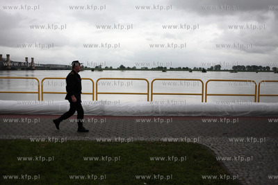 Tczew przygotowuje sie na nadejscie fali powodziowej....