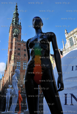 200 naturalnej wielkosci manekinow symbolizujacych...