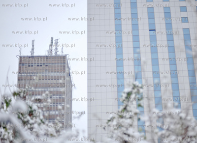 Pierwszy powazny snieg na ulicach Gdanska. Nz. Hotel...