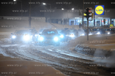 Intensywne opady sniegu spowodowaly utrudnienia na...