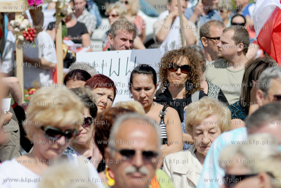 Kupcy z gdyńskiej hali targowej przeszli ulicami Gdyni...