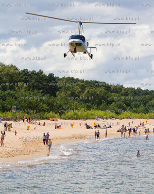 Sloneczna letnia pogoda sprzyjala wypoczynkowi na plazy...
