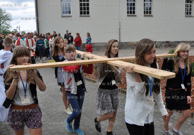 Tysiące pielgrzymów uczestniczyło w drodze krzyżowej...