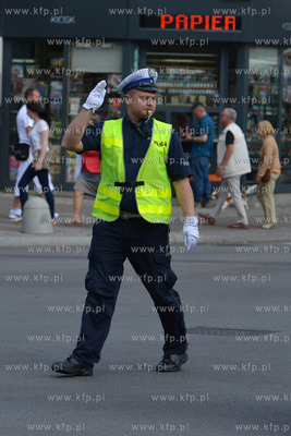 Gdynia, ul. Swietojanska. Policjanci promuja ogolnopolskie...