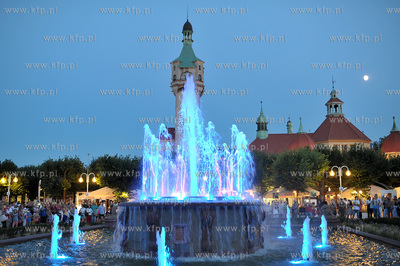 Sopot. Skwer Kuracyjny k. Molo. Fontanna. Pokaz dla...