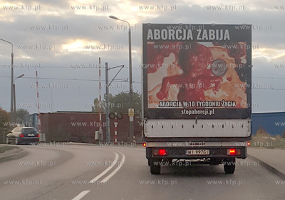 Samochód dostawczy oklejony drastycznymi zdjęciami...