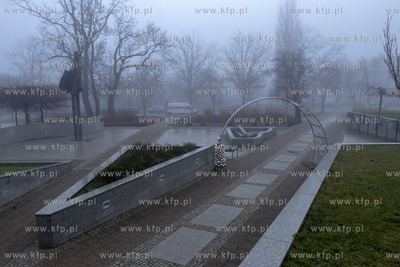 Zamglony Pruszcz Gdański. Pomnik Zwycięstwa na placu...