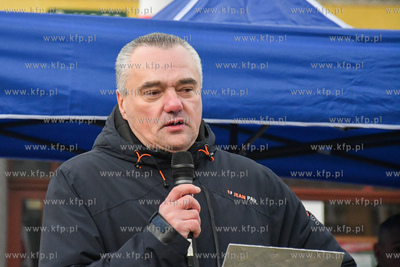 Około setki przeciwników szczepień i obostrzeń...