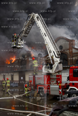 Pożar hali dawnych Zakładów Naprawczych Taboru Kolejowego...