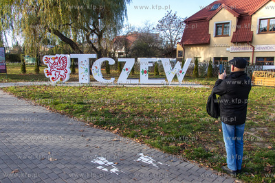 Napis "Tczew" na skwerze przy al. Zwycięstwa w Tczewie....