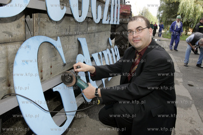 Prezes stoczni Andrzej Jaworski wraz z Karolem Guzikiewiczem...