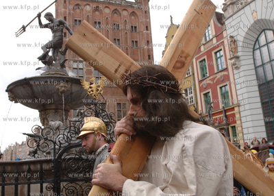 Wielki Piatek. Droga Krzyzowa na ulicach  Gdanska....