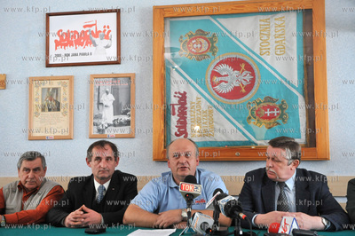 Zwiazkowcy ze Stoczni Gdanskiej - podczas nadzywczajego...