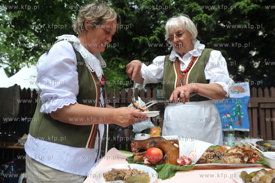 Pomorskie Swieto Produktu Tradycyjnego w Gdansku obok...