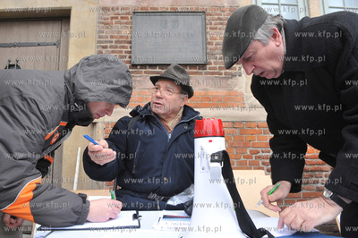 Gdansk. Zielona Brama. Zbieranie podpisow pod petycja...