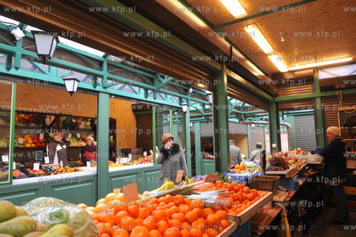 Nowe stragany owocowo - warzywne na Placu Dominikanskim...