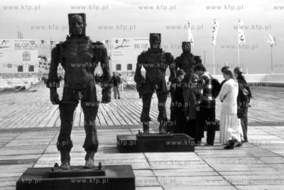 Wystwa figur przy wejsciu na sopockie molo. 09.1995...