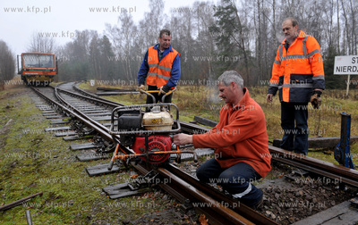 Gdansk, Rebiechowo. Prace przy wymianie podkladow pod...