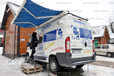 Mobilny bankomat eCard stojacy nieopodal wyciagu narciarskiego...