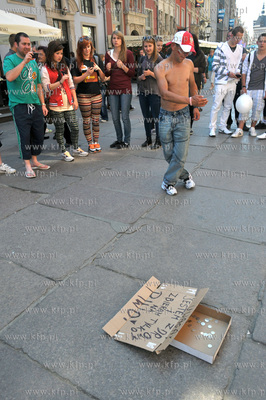 Ulice Dluga i Dlugi Targ w Gdansku dzien przed meczem...