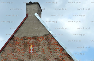 Gdansk Nowy Port. Herb Gdansk na szczycie budynku na...