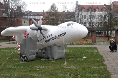 Dmuchany samolot, reklama firimy Eurolot przy placu...