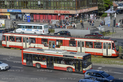 Autobus i tramwaj na ul. Okopowej w okolicy budynku...
