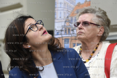 Przekazanie sześciu rodzinom kluczy do nowo wyremontowanej...