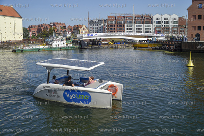 Gdańsk. Transport barką kładki, która połaczy...