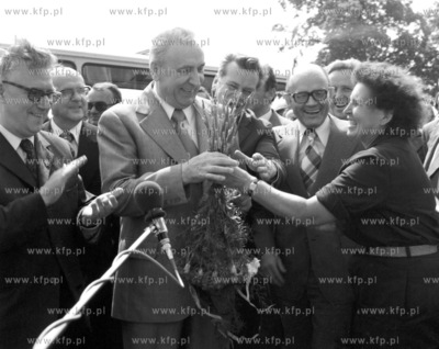 I sekretarz PZPR Edwart Gierek przyjmuje kwiaty podczas...