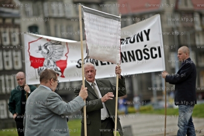 Gdansk. Plac Solidarnosci.Manifestacja Ligi Obrony...