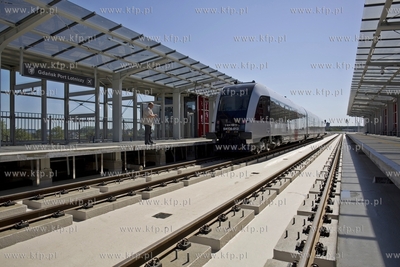 Przejazd i prezentacja składu PKM ze stacji Niedźwiednik...