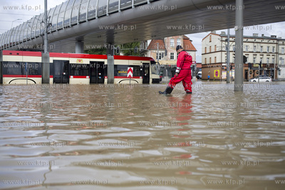 Zalane po intesywnych opadach deszczu skrzyżowanie...