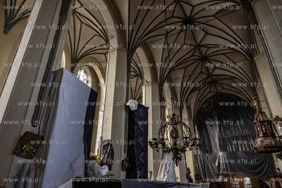 Demontaż rusztowań potrzymujących spękane sklepienie...