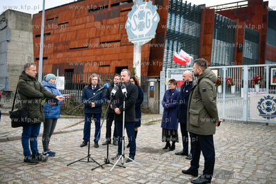 Historyczna brama numer 2 Stoczni Gdańskiej. Konferencja,...