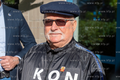 Gdańsk. Lech Wałęsa oddaje głos w wyborach parlamentarnych...