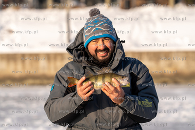 Zima. Łowienie na lodzie przy przystani Żabi Kruk...