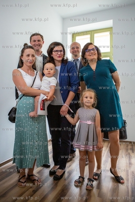 Przekazanie sześciu rodzinom kluczy do nowo wyremontowanej...