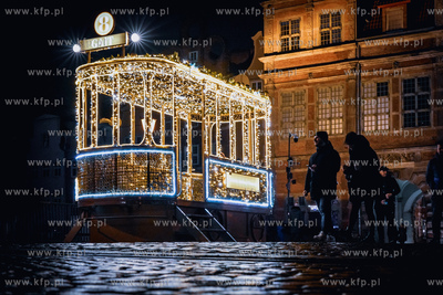 Gdańsk po zmroku. Nz. Tramwaj na Zielonym Moście....